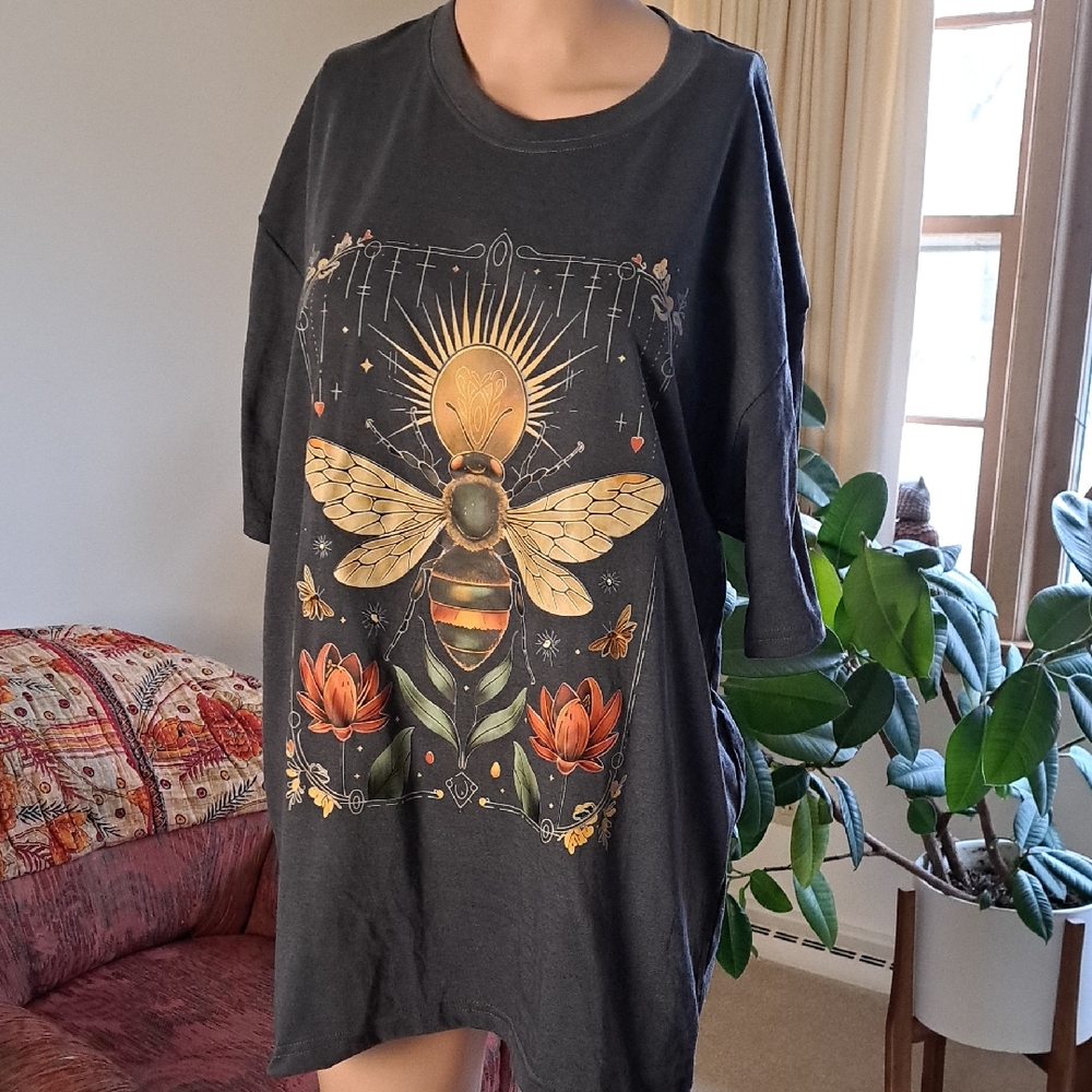 FLASH SALE Black T-Shirt with Gold Bee Design L